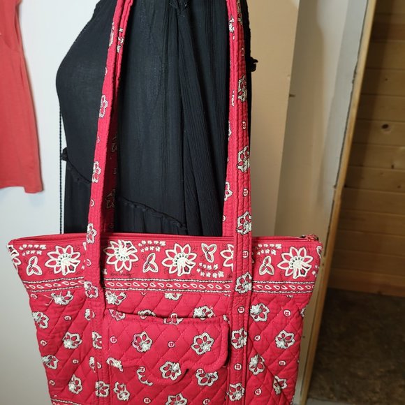 Vera Bradley Quilted Purse, Red, Black & Cream Floral Pattern. Front Flap Pocket - Picture 2 of 10